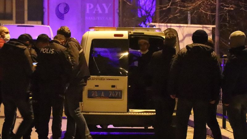 Denizli'de Atatürk büstü ve Türk bayrağına zarar veren şahsa suçüstü