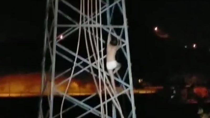 Denizli'de trafik cezası yiyince yarı çıplak yüksek gerilim hattına çıktı