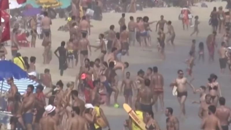 Brezilya'da halk plajları doldurdu
