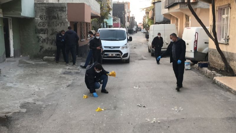 Adana'da sokakta ses bombası patladı