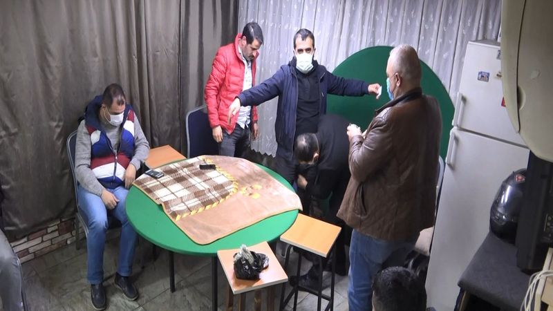 Fatih'teki 5 katlı 'kumar kampına' baskın