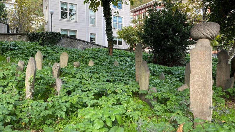 İstanbul'da tarihi hazirenin bakımı ihmal edildi