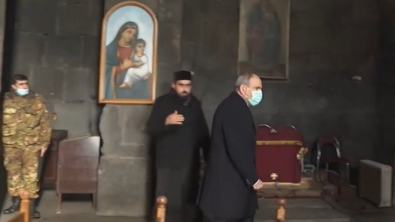 Papaz, Nikol Paşinyan'ı kiliseden kovdu