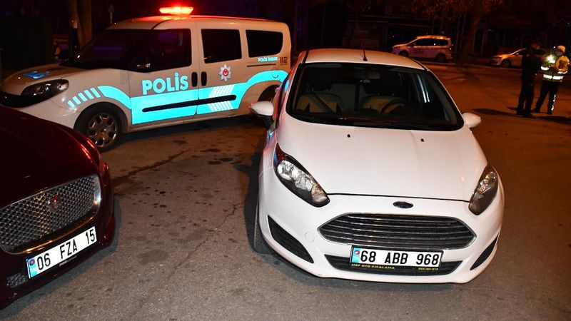 Aksaray'da yasağı delen sürücüler araçlarını bırakıp kaçtı