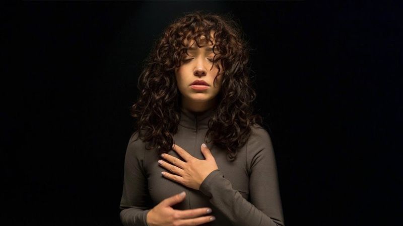 Zeynep BastIk: Beni sahneden indirdiler