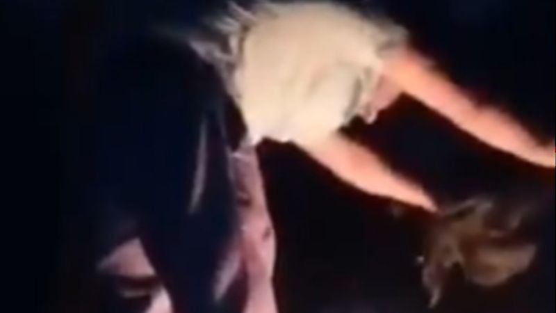 Adana'da tavuğun boğazını kesip, ateşe attı