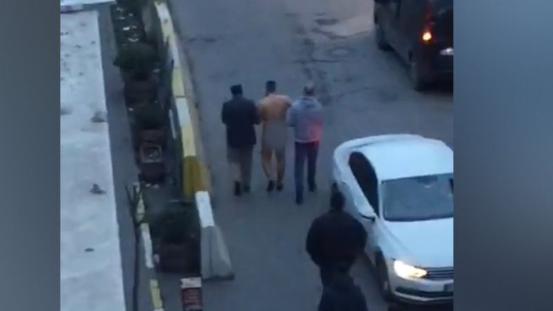 Halkalı'da eşiyle ilişki yaşadığını iddia ettiği şahsı çırılçıplak gezdirdi