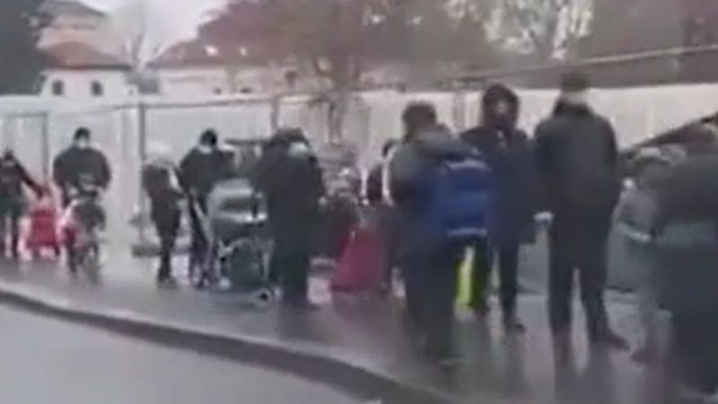 İtalya Milano'da gıda yardımı kuyruğu