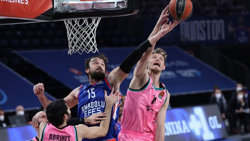 Anadolu Efes, Barcelona'yı 86-79 mağlup etti