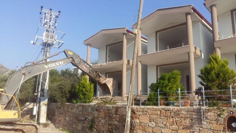 Marmaris'te 11 kaçak yapı yıkıldı