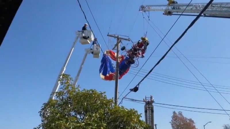 ABD'de paraşütü elektrik tellerine dolaşan Noel Baba kurtarıldı