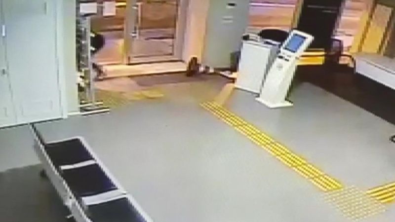 Avcılar'da camı kırıp bankaya giren şüpheli kamerada