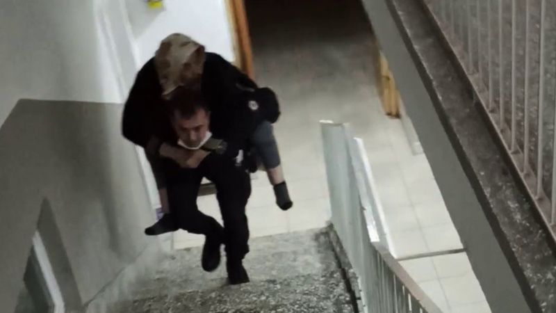 Çorum’da yaşlı kadını sırtında taşıyan polis: Vatandaşlık görevi