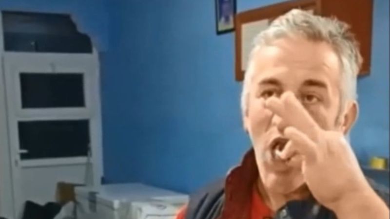 Rize'de korona ilacı diyerek çiğ hamsi yedi