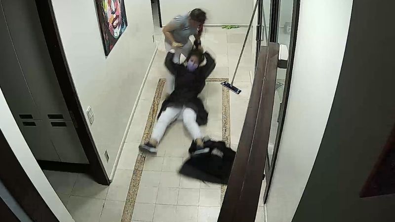 Şişli'de iş arkadaşı tarafından darbedilen kadın kamerada