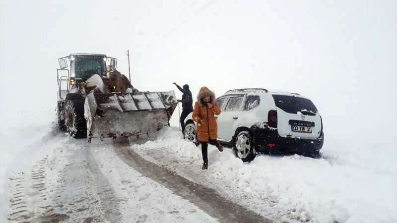 Van'da yolda mahsur kalan vatandaşlar kurtarıldı