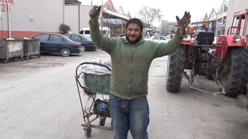 Edirne'de ekmek mücadelesinde eğlencesini de yanında taşıyor