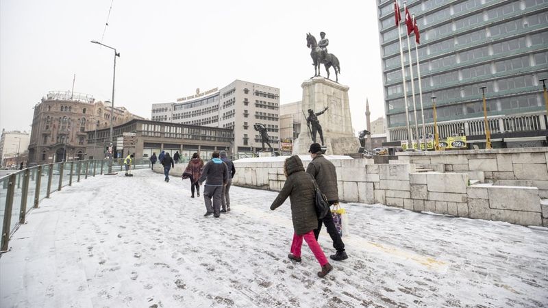 Ankara'ya kar yağdı