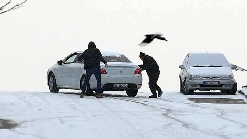 Ankara'da kar yağışı sürücülere zor anlar yaşattı