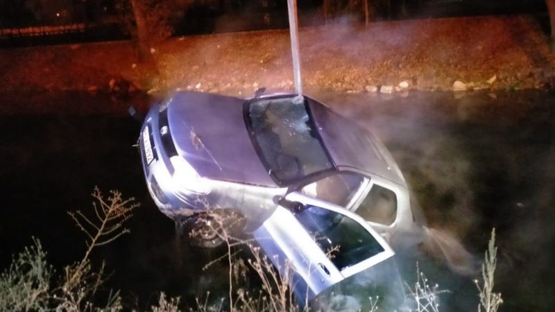 Kahramanmaraş'ta nehre düşen otomobilden son anda kurtuldu