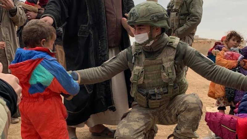 Mehmetçik'ten Suriyeli ihtiyaç sahiplerine kışlık yardımı