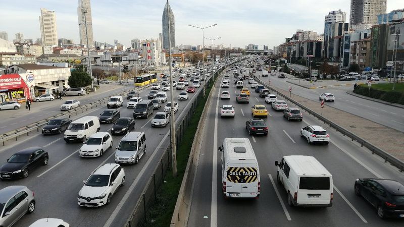 Kısıtlama öncesi İstanbul trafiğinde yoğunluk arttı