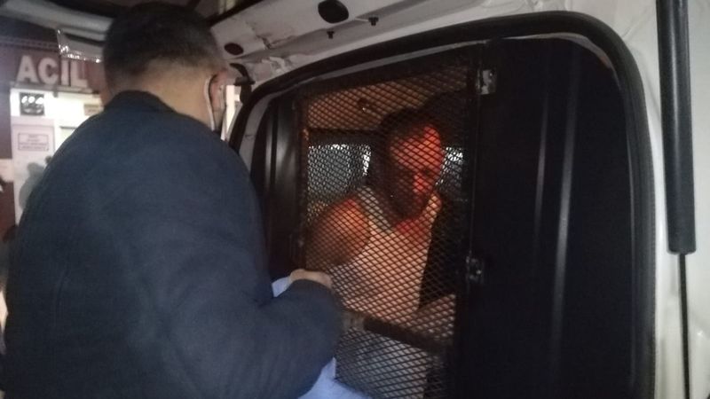 İzmir'de polis memuruna döner bıçaklı saldırı