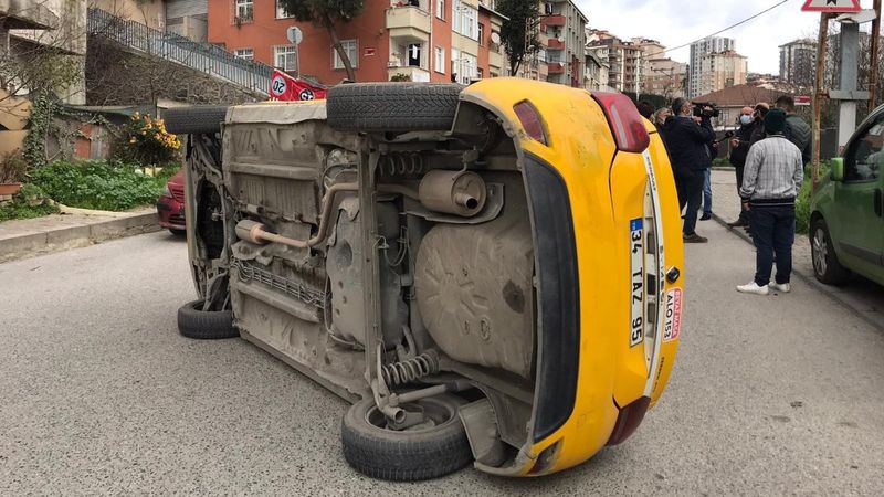Ümraniye'de kısıtlamada yolu boş sanan sürücü, taksiye çarptı