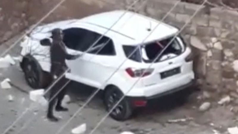 Bilecik'te park halindeki araca zarar veren şahıs kamerada