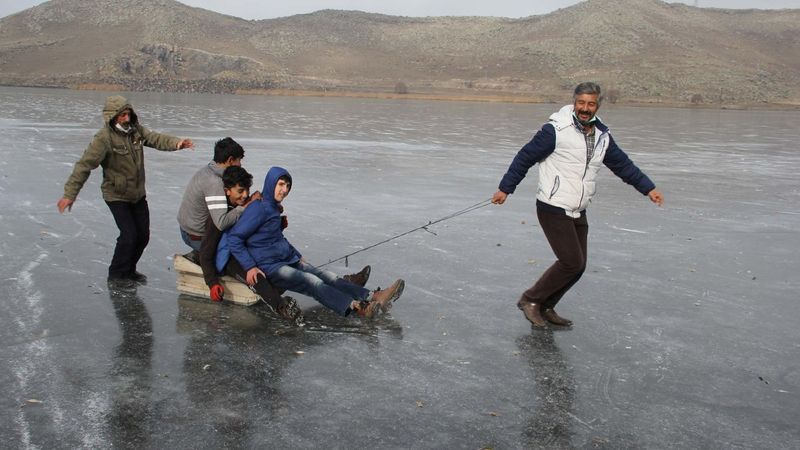 Çıldır Gölü'nün kalınlığını ölçüp, üstünde kaydılar