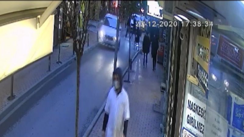 Şişli'de, fren yerine gaza basan sürücü iş yerine daldı