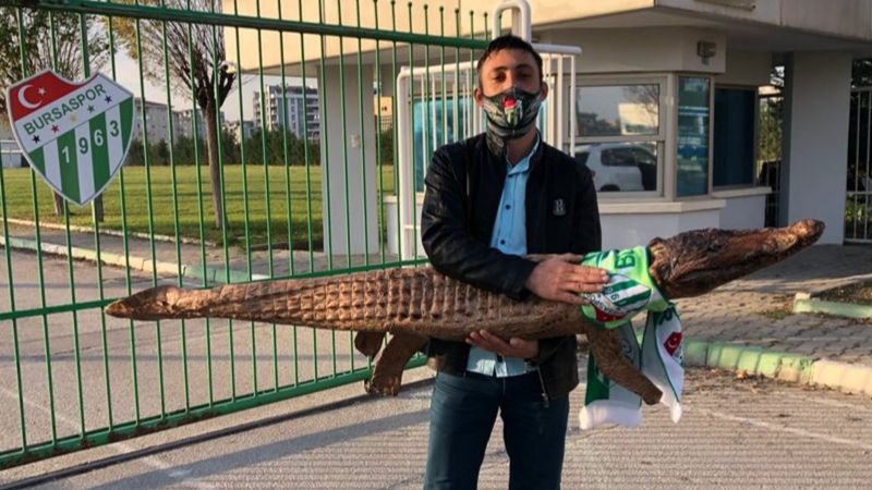 Bursaspor taraftarı tesise timsah getirdi