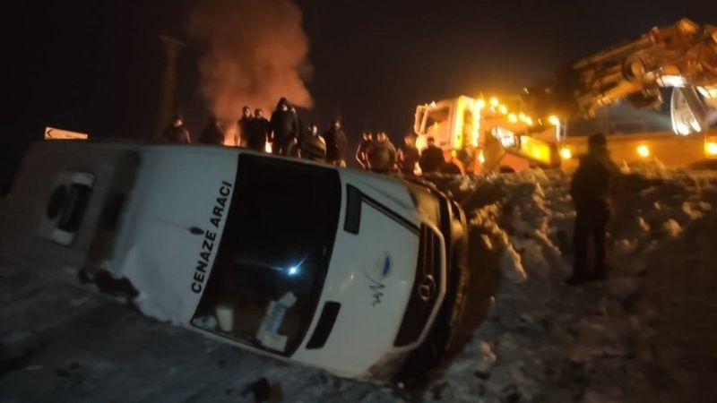 Hakkari'de cenaze aracı şarampole devrildi