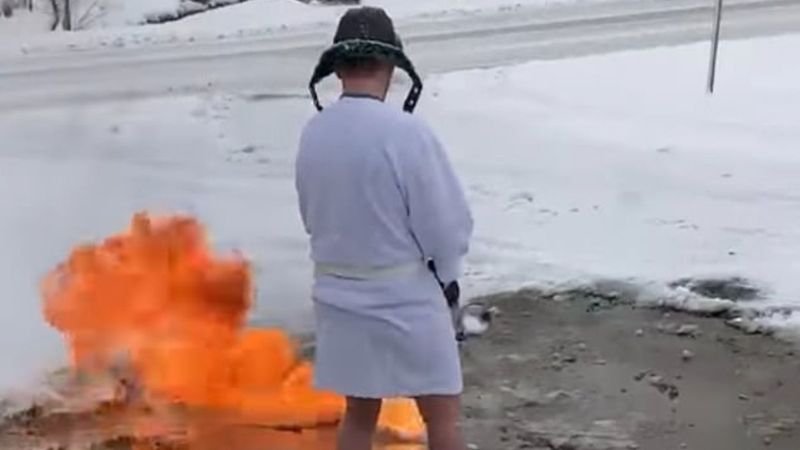 ABD'de alev silahıyla kar temizleyen adam