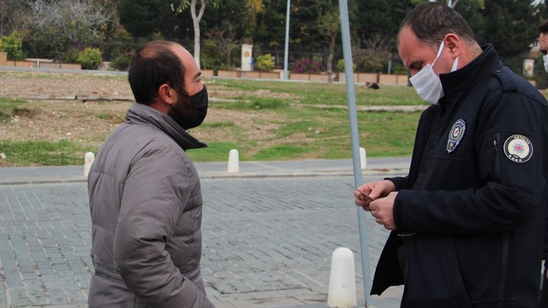 Antalya'da ceza kesilen evsiz sokakta uyurken bulundu