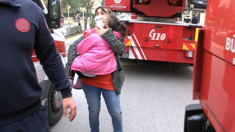 Kadıköy'de elektrikli sobayı deviren kedi yangına neden oldu