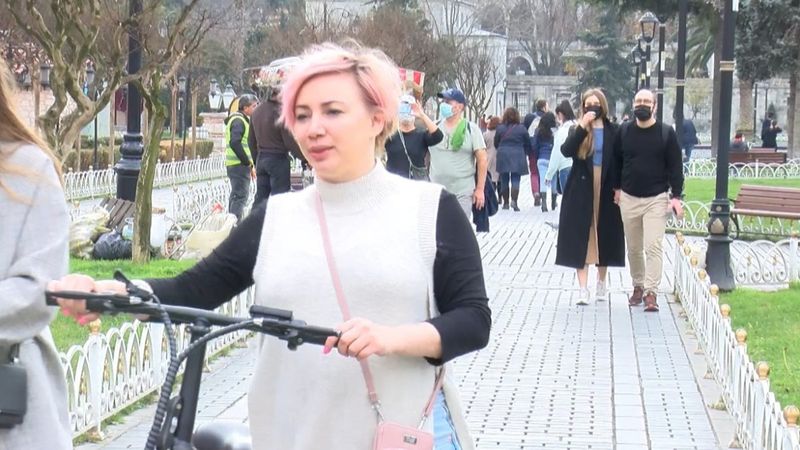 Kısıtlamadan muaf olan turistler Sultanahmet'i gezdi