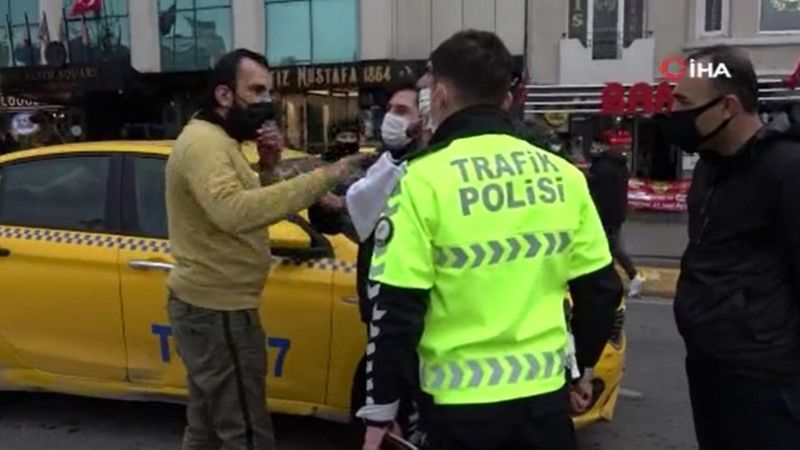 Taksim'de trafik polisinin eline vuran turist