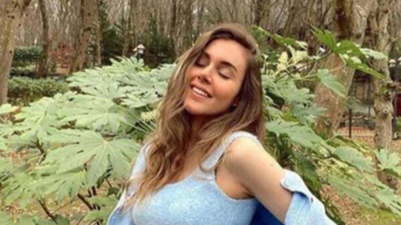 Berfu Yenenler'den hamilelik pozu