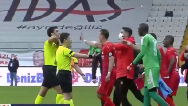 Hakeme telefondan pozisyon gösteren Hakan Arslan kırmızı kart gördü