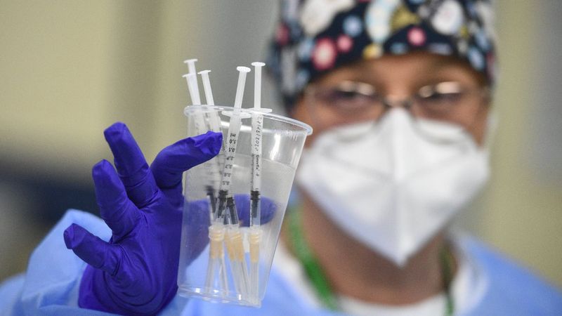 İngiliz basınında aşı manşetleri