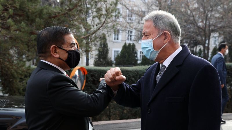 Hulusi Akar, Iraklı mevkidaşı Jumaah Enad Saadoonn ile görüştü