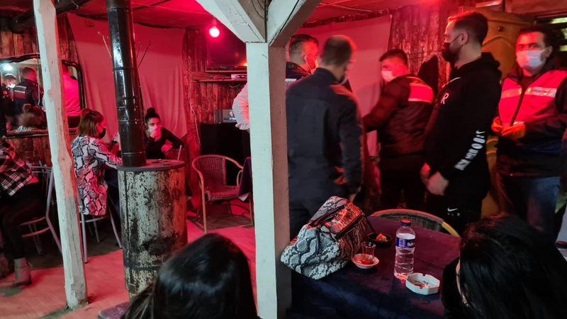 Bursa'da eğlence mekanına dönüştürülen bağ evine baskın