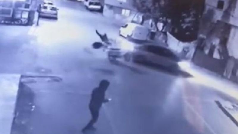 Bursa'da motosikletli kuryenin otomobille çarpıştığı an