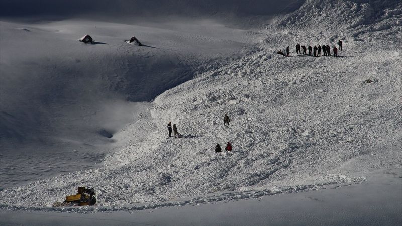 Hakkari'de çığ faciası: Şehit sayısı 2'ye yükseldi