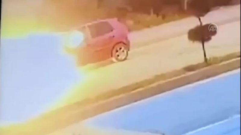 Bolu'da arızalanan aracın motoru patladı