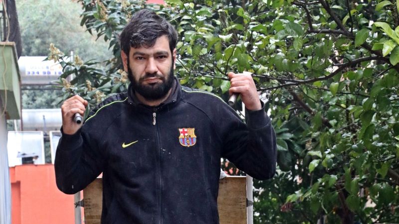 Antalya'da plastik toplayarak hazırlandığı KPSS’den 96,5 puan aldı