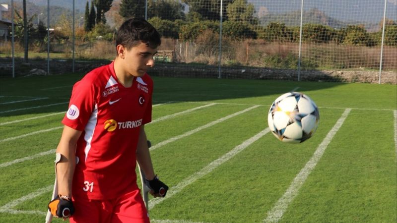Ampute Futbol Milli Takımı oyuncusu azmiyle göz dolduruyor