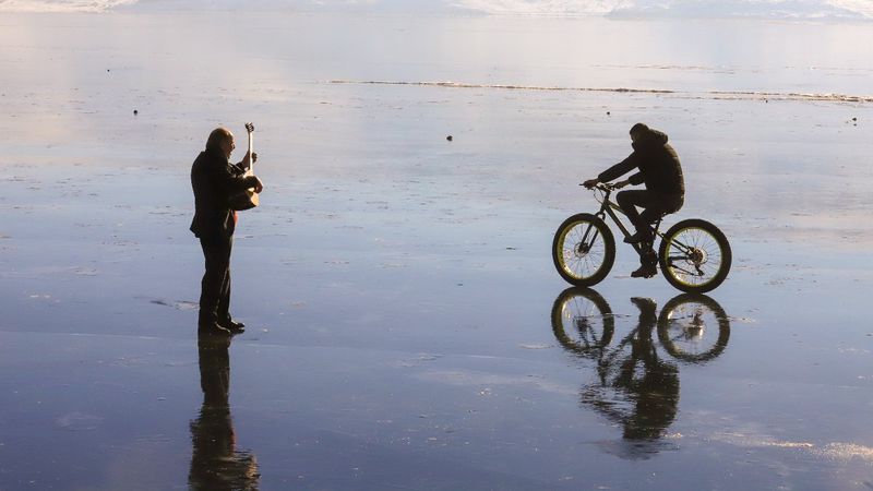 Donan Çıldır Gölü’nde saz çalıp türkü söyledi