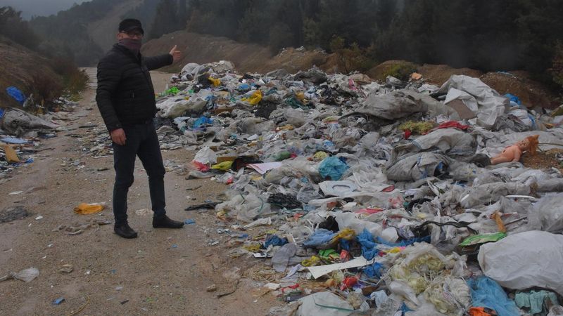 İzmir'de ormanlık alanı çöplüğe çevirdiler